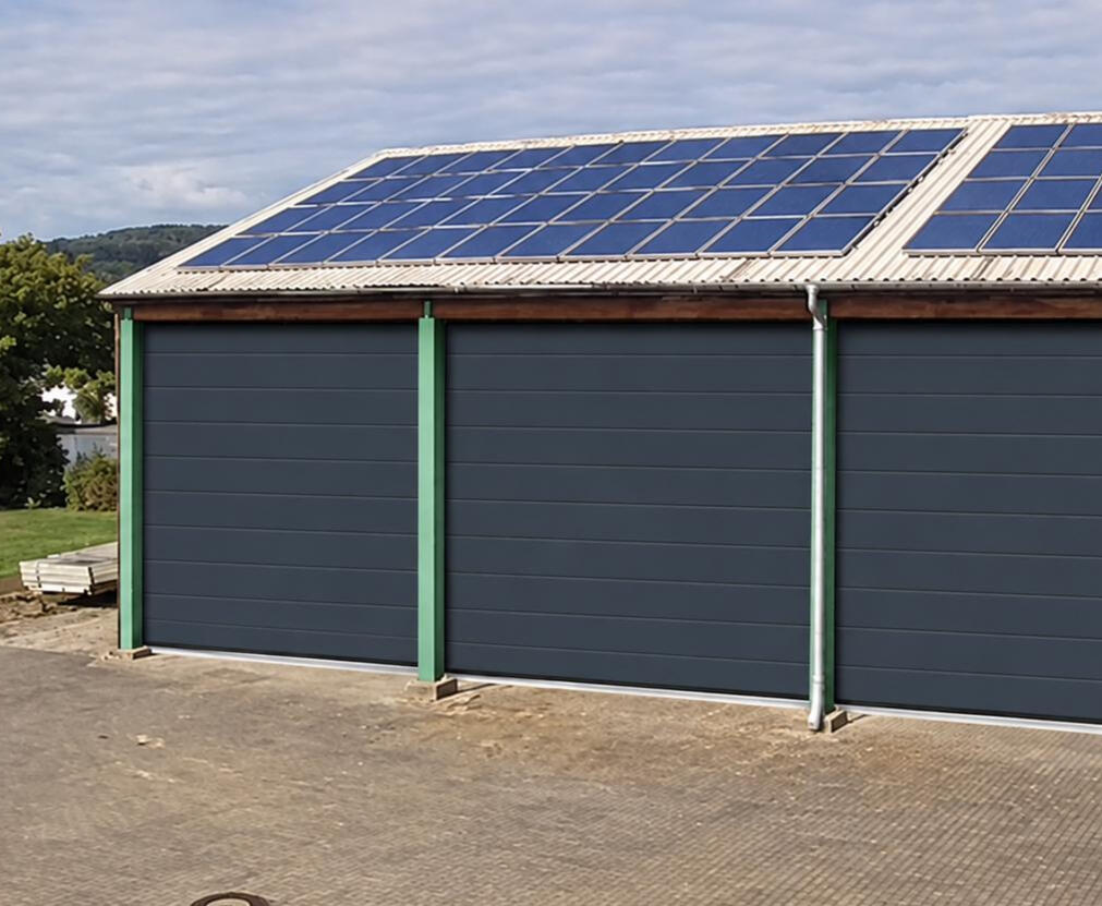 Moderne Fahrzeughalle mit nummerierten Stellplätzen für Wohnmobil, Wohnwagen, Campervan und Boot. Großzügige Rangierflächen und klar abgegrenzte Stellplätze sorgen für eine sichere und übersichtliche Fahrzeugunterstellung in Schwäbisch Hall-Sulzdorf.